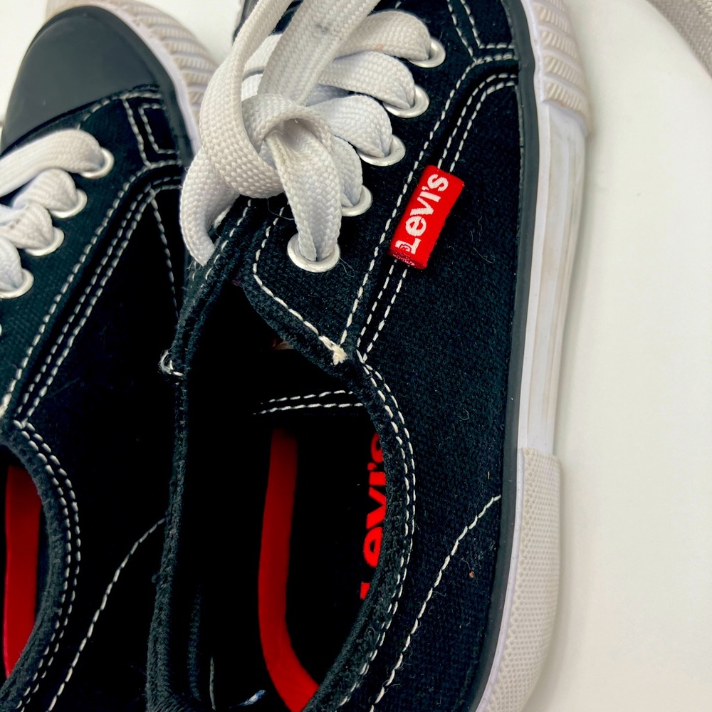 Boys Levi’s SZ 10 Sneakers Hardly Worn